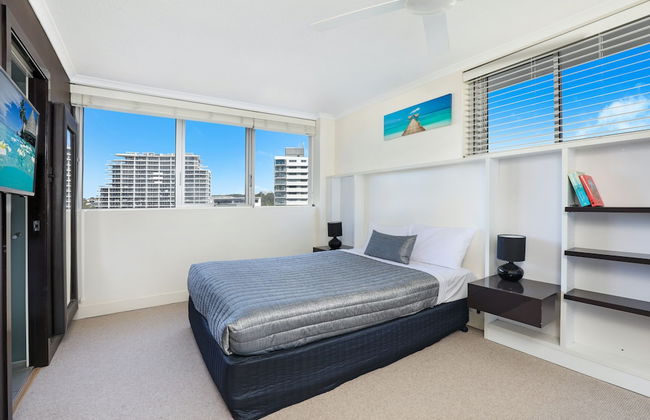 Elouera Tower Beachfront Apartments - Photo 13