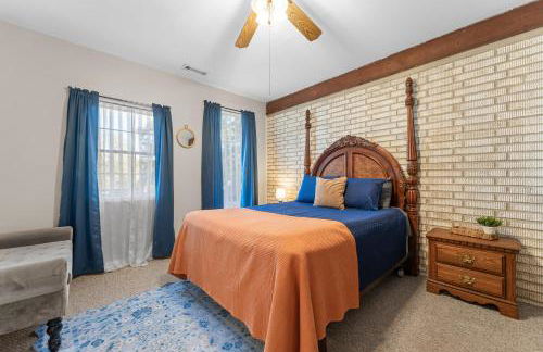 Lakefront Retreat with Deck, Movie Room and Yard - Foto 33