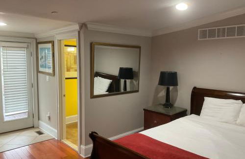 Classy Victorian Brownstone Subway Shopping - Photo 51