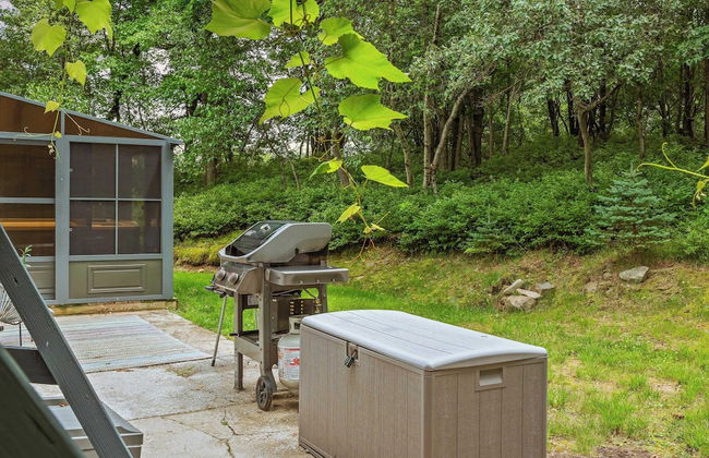 Inn the Poconos by Avantstay Private Lake Access Enclosed Hot Tub - Photo 38