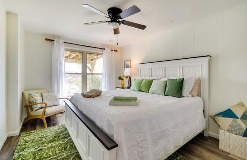 Dock and Fire Pit Lakefront Poconos Retreat! - Foto 15