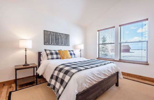 Family Fun Fireplace & Huge Deck - Photo 34