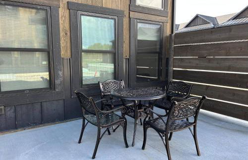 Peaks & Pines Modern Gem, 2 Kings, Bunks, Hot Tub, Walkable, Kid's Cove - Foto 57