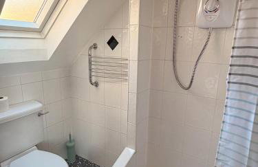 Cosy 2 bedroom home with free parking near city - Foto 11