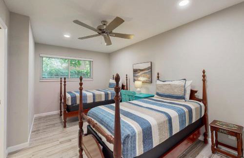 Updated house with enclosed yard, patio, central AC, & washer/dryer - Foto 16