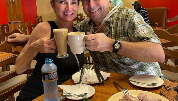 Tour gastronómico por Nairobi - Foto 2, Una pareja brindando con una bebida