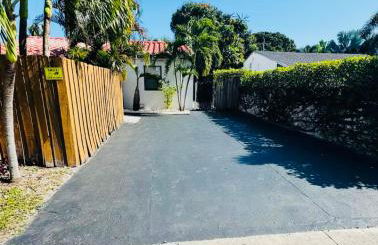 Modern Boho 3BR Duplex Escape with Pool & King Bed Near Beach - Foto 6