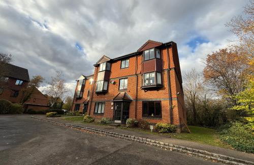 2 Bedroom Ap Close to Woking town with Free Parking - Photo 14