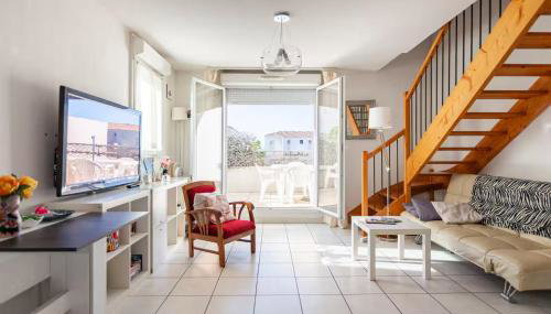 LE BLEU CAMARGUE - T3 EN DUPLEX CLASSÉ 3 ETOILES - CLIM - ARRIVÉE AUTONOME - Piscine privative à la résidence - Parking Gratuit - Wifi FIBRE - Animaux acceptés - Idéale Famille couple télétravail - Foto 4