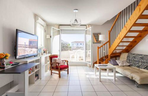 LE BLEU CAMARGUE - T3 EN DUPLEX CLASSÉ 3 ETOILES - CLIM - ARRIVÉE AUTONOME - Piscine privative à la résidence - Parking Gratuit - Wifi FIBRE - Animaux acceptés - Idéale Famille couple télétravail - Foto 4