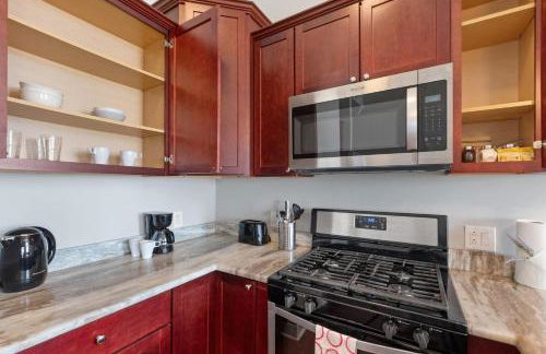 Lavish 1BR with Pool & Gym Access - Foto 19