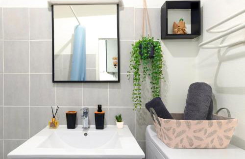 Le Petit Versailles - Face gare - Wifi - Baignoire - Foto 11