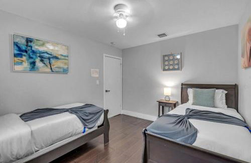 Stunning 4 Bedrooms House with Pool 6 minutes to the Ocean - Foto 29