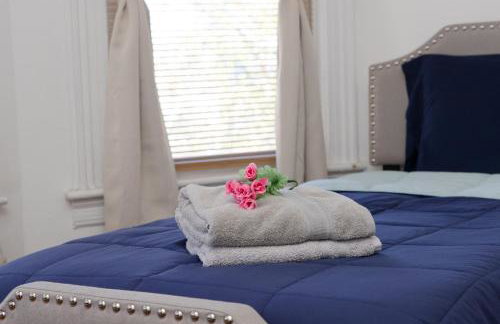 The Gem-3 Bedrooms! King, Full & Twin Beds, Sauna with Free Parking plus more - Foto 30