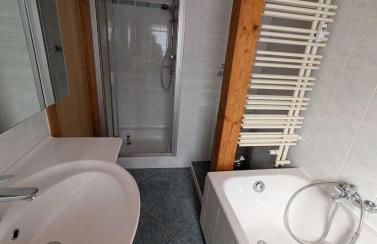 Wohnung am Wald in ruhiger Siedlung Panoramafenster zum höchsten Kunstwerk der Welt 5 Min zur Autobahn oder Zentrum - Foto 4