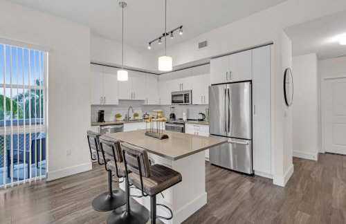 Bright and Airy 2 Bed on Biscayne Blvd with Free Park - Foto 5