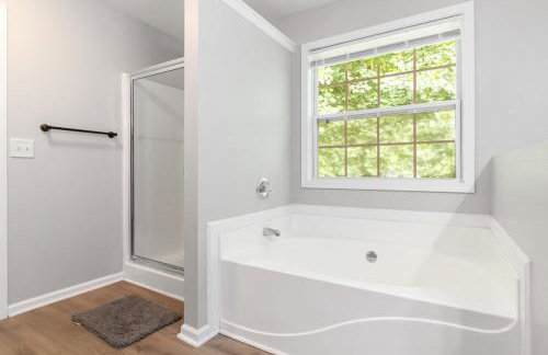 5-Bed Gem Close to Duluth Fun Sleeps 16 - Foto 19