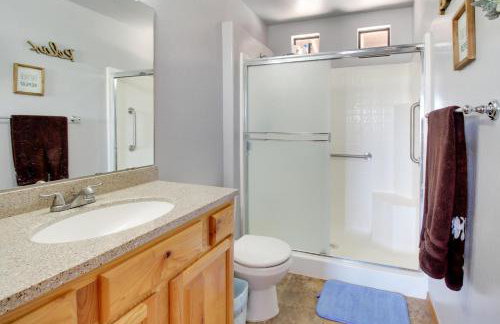 Families Welcome! Overgaard Cabin with Playground - Foto 14