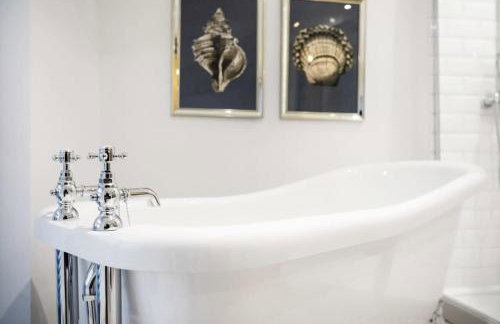 NEW! Luxurious Cottage in Durham by Stay With Us, Ideal for Large Groups & Families, Hot Tub, Sleeps 10! - Foto 23