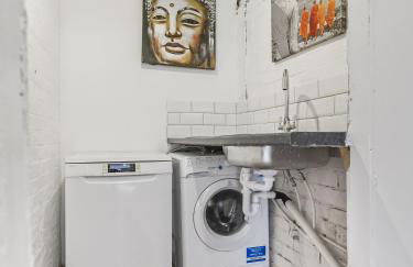 6 Bedroom Country Cottage with Hot Tub - Photo 25