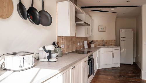 Stylish and Spacious 2-Bedroom Apartment, Tysoes Court, Tewkesbury Town Centre - Private Parking Included - Foto 4, stove, dishwasher, toaster