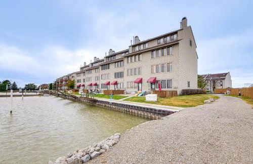 Lakefront Port Clinton Condo with Boat Dock and Slip! - Foto 3