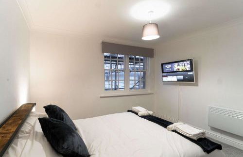 Lovely 2 Bed Harbourside Apartment with Sea Views - Photo 3