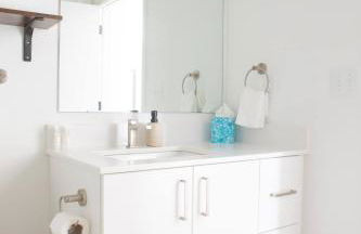 Modern East Side 1BR Apt with Balcony, Pool, and Gym - Foto 16