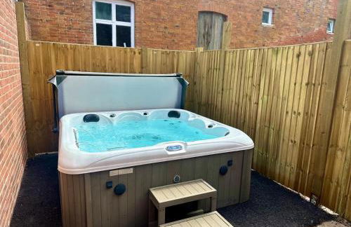 Finest Retreats - Courtyard View at Longford - Photo 4