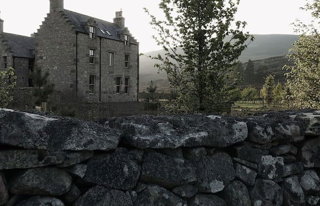 Gairnshiel Lodge - Unique Exclusive Lodge Next to the Castle - Photo 1
