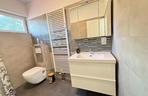 110qm- 4 Rooms - free private parking- free fast WIFI - Kitchen - near Wood- A Part Time Home - Foto 17