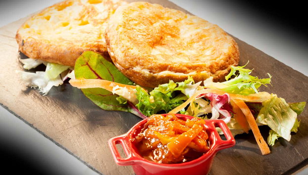 Espectáculo flamenco en Torres Bermejas - Foto 5, Una tapa de tortilla