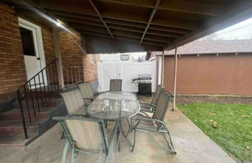 Charming Brick Home with bonus space & foosball - Foto 39