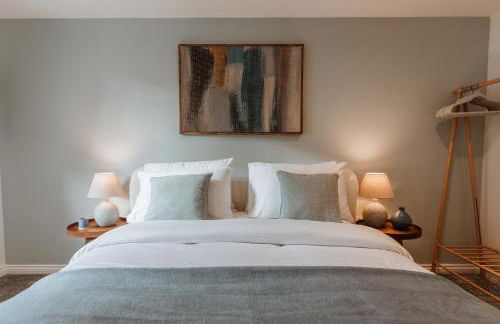 2 Bed Apartment Overlooking the Square Step Out to Shops & Dining - Foto 18