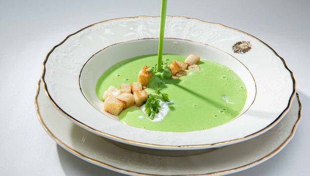 Cena y concierto de Mozart en el Grand Hotel Bohemia - Foto 4, Sopa de guisantes con crutones mantecados