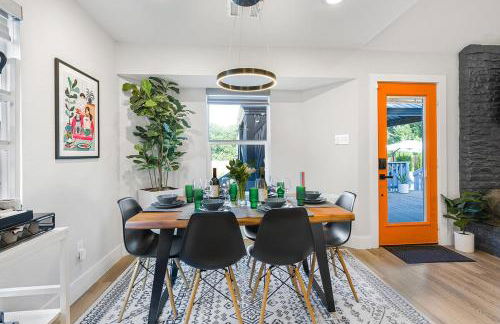 Modern 3BR Retreat with Fun Yard, Mini-Golf, Hot Tub & BBQ Dining Deck - Foto 9