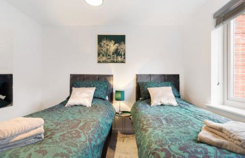 Deluxe 2-Bedroom Serviced Apartment with Free Parking - Foto 11