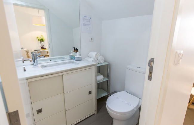 Bright 3BR Flat w/ AC in City Center by LovelyStay - Photo 71