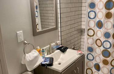 Charming Farmhouse Retreat near Downtown & University Modern Amenities, Fireplace & Porch! - Foto 28