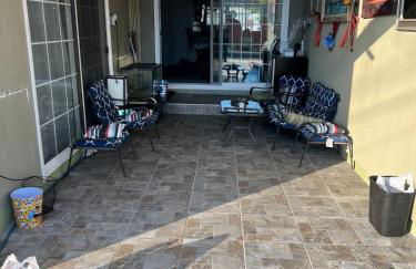 Pool Front Romantic Getaway withPrivate Entry - Foto 8