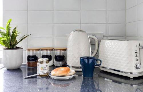 Wisteria Apt Spacious 3BR & Balcony - Photo 12