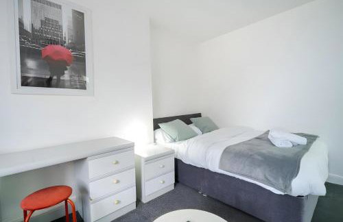 Stylish 3BR Derby Apartment - Sleeps 6, Central Location - Foto 10
