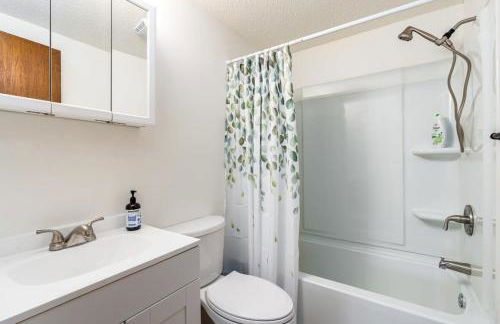 Modern Chalet w Hot Tub, Large Deck, Grill & WiFi - Foto 22