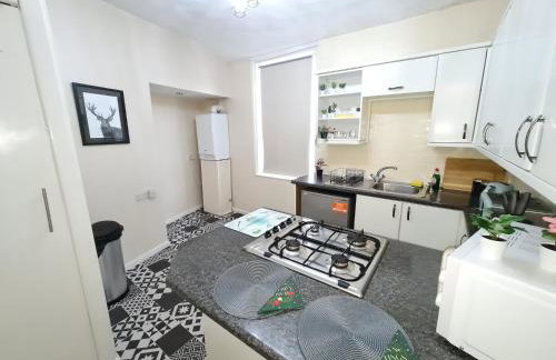 Large 3 Bed Flat, Free Parking-by Holiday Homes - Foto 20