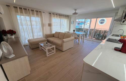 Apartamento con terraza y parking en primera línea - Foto 2