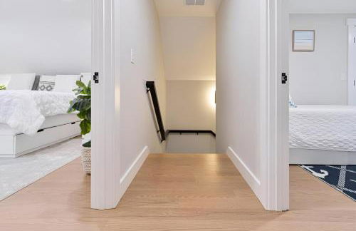 Renovated & Sophisticated Home Near Beach & Shops! - Photo 42