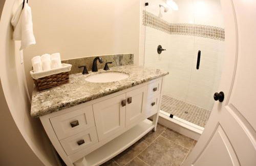 Stunning 8 bedroom 6 bathroom Pool Home - Photo 23