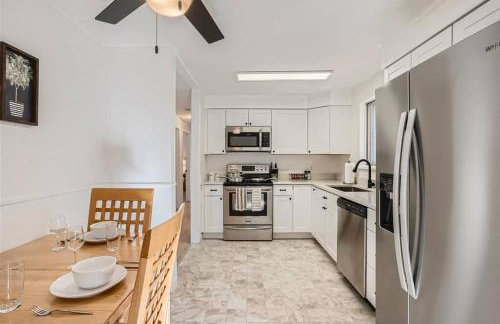 Serene, Spacious Home in Quiet Neighborhood with Fenced Yard - Foto 15