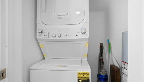 Downtown at The Peach House Dogs Welcome Fully Fenced Yard and Off-street Parking - Foto 2