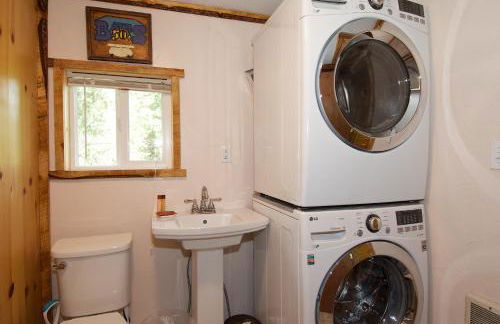 Remington Retreat by KABINO Dog Friendly FirePit Sleeper Sofa WiFi Grill - Foto 7